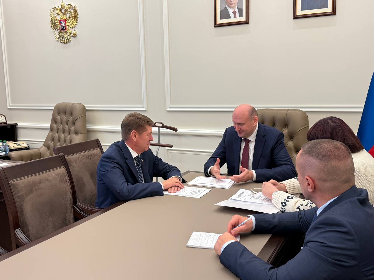 Сегодня в Москве прошла рабочая встреча с губернатором Оренбургской области Евгением Александровичем Солнцевым и исполняющим обязанности заместителя председателя Правительства региона по взаимодействию с федеральными органами государственной власти Дмитрием Викторовичем Бердниковым В ходе разговора обсудили широкий круг вопросов связанных с социально экономическим развитием Оренбуржья поддержкой муниципалитетов реализацией федеральных инициатив и необходимостью их адаптации к региональной специфике Очевидно что есть темы требующие дополнительного внимания и системного решения от инфраструктуры до вопросов взаимодействия с федеральными органами власти Со своей стороны готов к плотному и конструктивному взаимодействию с губернатором и Правительством области для эффективного продвижения интересов нашего региона на федеральном уровне