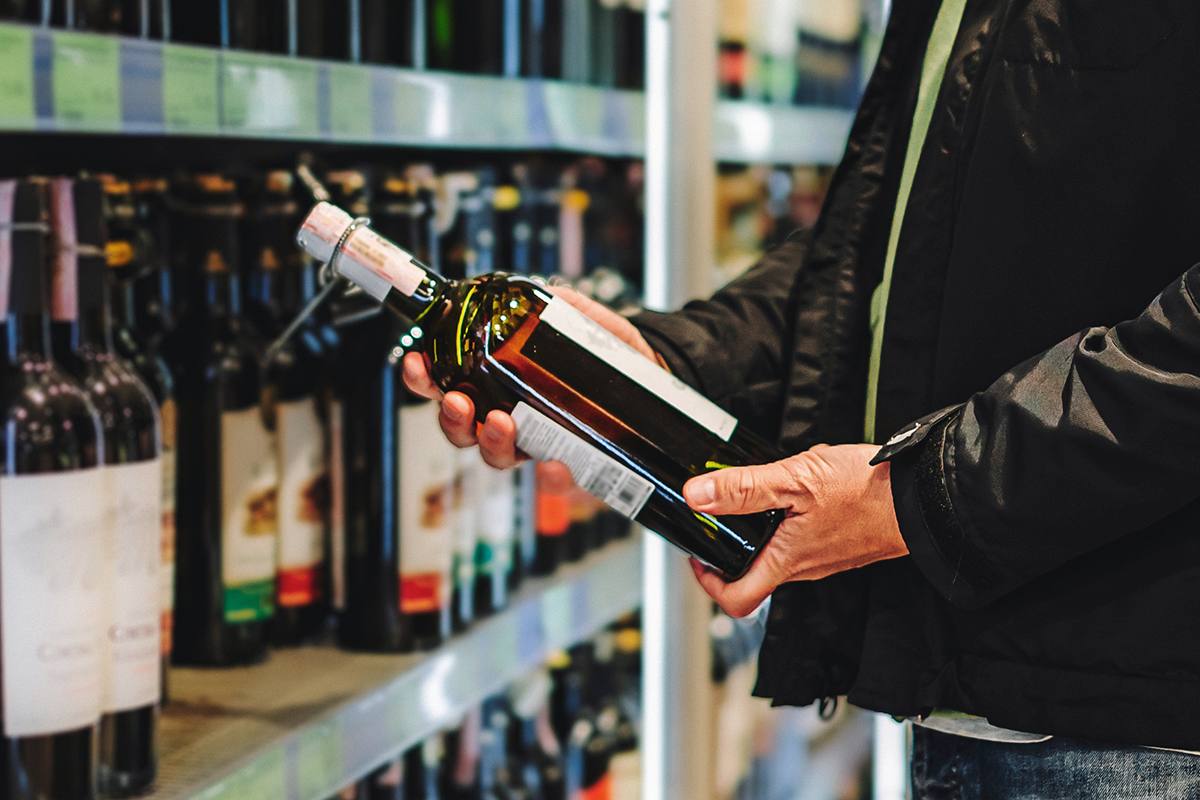 Рынок крепкого алкоголя терпит крах в России Люди совсем перестают пить водку и вино из за космических ценников Например первый напиток уже стоит минимум 409 рублей за 0 5 л Продажи алкоголя в 2025 году стали минимальными за восемь лет следует из данных РАТК Объёмы продаж коньяка упали на 9 за год водки на 3 6 игристого на 3 2 ликёрных вин на 10 7 Покупатели не бросают пить они просто переходят на слабоалкогольные напитки на которые не повышали акциз Речь идёт о коктейлях сидре и медовухе а также домашних настойках и самогоне bisrub