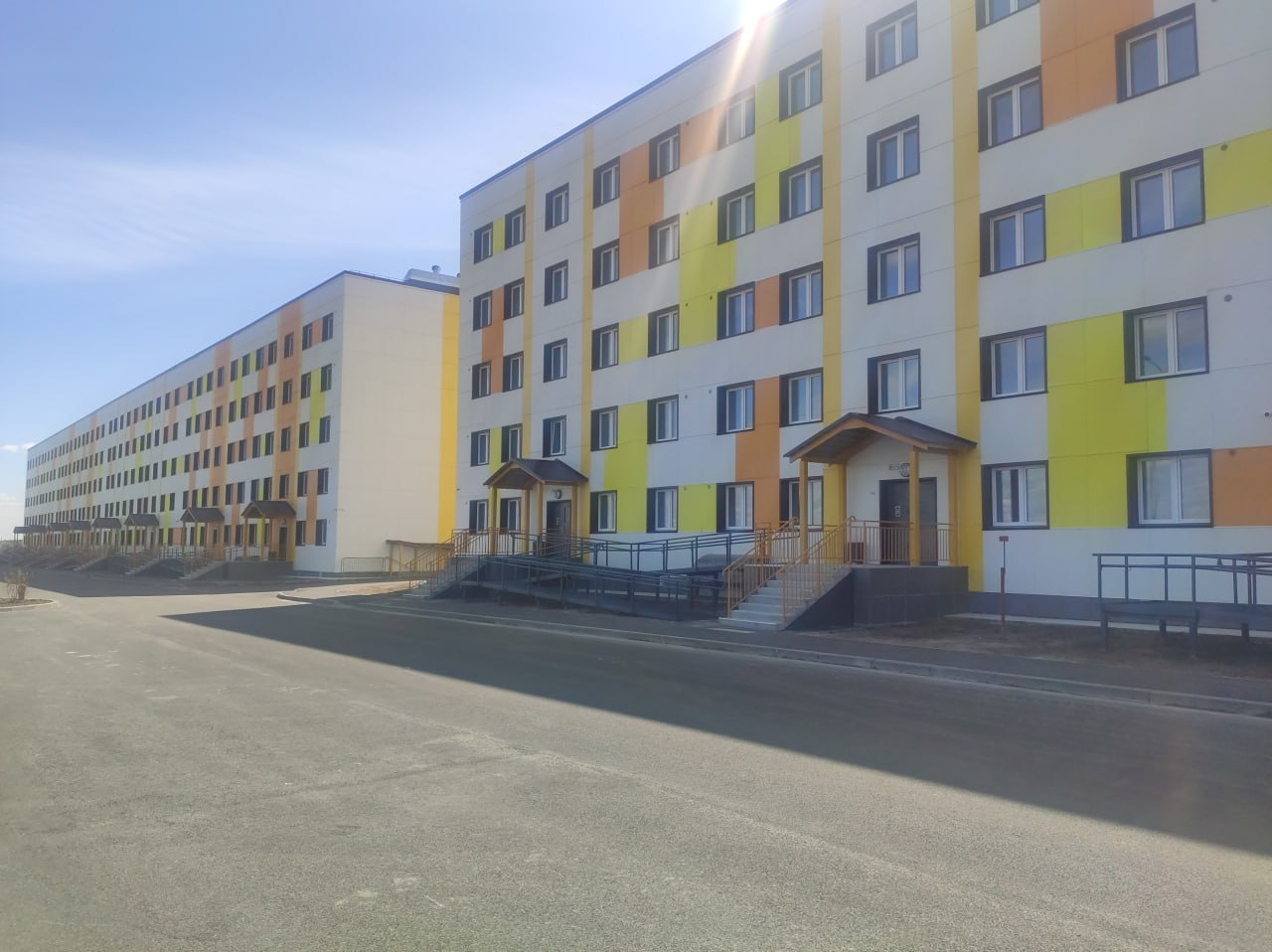В Новом Уренгое завершили программу расселения из аварийного жилья. Сегодня в районе Коротчаево Дмитрий Артюхов лично вручил ключи новоселам. Уже готовы к заселению два дома на улице Нефтяников. В 297 квартир переедут семьи из отдаленных районов газовой столицы. Жилье предоставляется северянам с чистовой отделкой, сантехникой и кухонными плитами. Новости Ямала Поддержать нас бустом