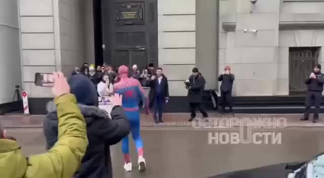 Человек-паук задержан перед судом по делу Ларисы Долиной