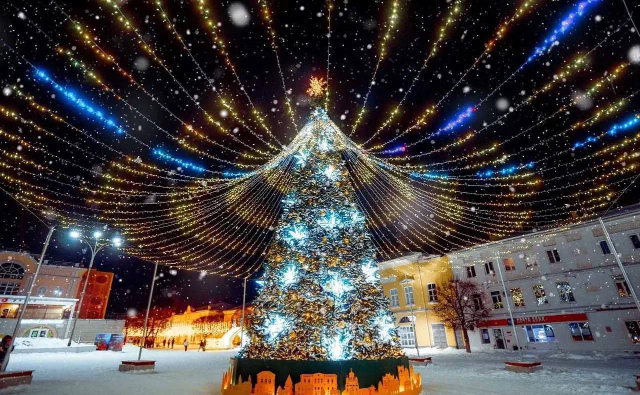 Новогоднюю столицу выбрали в Липецкой области Ей стал Елец именно здесь с 12 декабря по 8 января пройдет фестиваль Ёлки Липецкой земли Гостей ждут праздничная атмосфера новогодняя аллея яркие украшения и масса зимних развлечений Поедете смотреть Подписаться Предложить новости