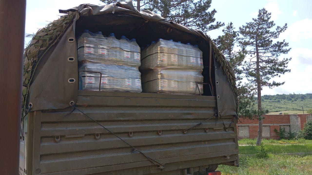 80 тонн бутилированной воды за неделю доставили туапсинские волонтеры БФ "Колокола" в Луганскую и Донецкую республики. "Бутилированная вода сейчас очень нужна, - сказал Ваге Арутюнян, руководитель БФ "Колокола". - Отправляем как в пятилитровой таре, так и в поллитровых бутылках. Их легко доставлять коптерами туда, куда сложно добраться иначе. Бойцы благодарят помощников, которые приобрели 80 тонн бутилированной воды. Это Ара Гукасян, Армен Нерсесов, Левон Карагозян. Благодарим также нашего помощника Вячеслава Молдована, представителя АНБО «Русский ветеран доброволец» - за всестороннюю поддержку".