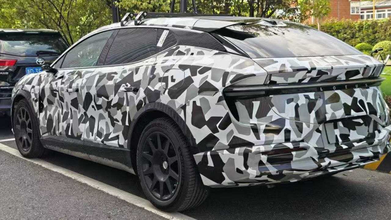 Lotus Eletre станет плагин гибридом Не успел Lotus представить обновление своих чисто электрических версий как в Китае на дороге был замечен на испытаниях плагин гибрид Eletre Входящая в холдинг Geely британская марка Lotus вывела на тесты в Китае новую версию кроссовера Eletre На фото замаскированного прототипа отчётливо виден лючок заливной горловины топливного бака расположенный на левом заднем крыле У чисто электрической модели которая выпускается с 2022 года зарядный порт находится на правом переднем крыле Из бензиновых машин Lotus сейчас выпускает только спортивное купе Emira причём это единственная модель которую делают на историческом заводе марки в британском Хетеле А вот электрические кроссовер Eletre и лифтбэк Emeya производят в городе Ухань Марка планировала полностью отказаться от ДВС к 2028 году но ввиду ситуации на рынке пересмотрела стратегию сделав ставку на последовательные гибриды Тогда сообщалось что EREV версии могут появиться и у Eletre и у Emeya У Geely уже имеются зелёные марки Zeekr и Lynk Co а также специализирующееся на ДВС и гибридных системах совместное с Renault предприятие Horse Powertrain выпускающее двухлитровые турбочетвёрки для первого гибрида Zeekr 9X По одной из версий такой же двигатель достанется и Eletre Старт продаж ожидается уже в 2026 году Прислать новость EVforum Наши чаты   evНовости