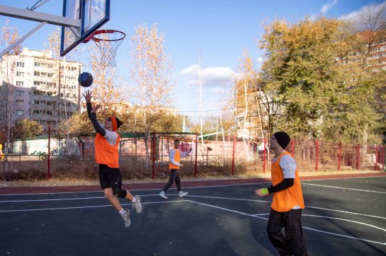 В Белогорье построят универсальную спортивную площадку Новый объект появится в переулке Сосновом 15 Закончить строительство планируют в этом году до 31 июля сообщили в городской администрации На площадке можно будет заниматься мини футболом баскетболом и волейболом Здесь установят ворота баскетбольные стойки а также волейбольные стойки с сеткой Поверхность спортплощадки покроют полиуретаном с резиновой крошкой Вокруг спорткомплекса уложат тротуарную плитку Для болельщиков оборудуют двухрядную трибуну на 12 мест с навесом Всего в этом году в Благовещенске планируют построить пять спортплощадок Это будут комбинированные спорткомплексы а также зона для игры в волейбол на пляже Пограничный
