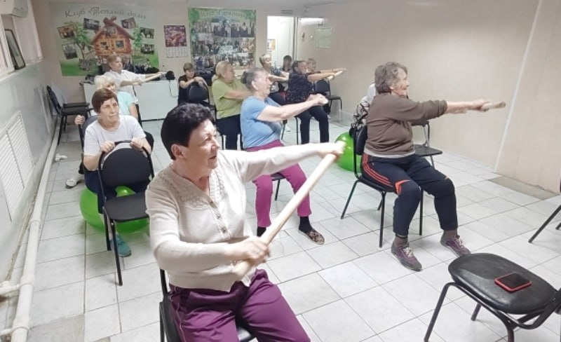 Пенсионеры Пензы поддерживают активность благодаря суставной гимнастике В городе продолжает работу региональная программа Активное долголетие реализуемая в рамках национального проекта Семья Очередное мероприятие состоялось в центре социального обслуживания Первомайского района   Занятие по суставной гимнастике провела студентка волонтер Пензенского социально педагогического колледжа Кира Олисова Участники занимались на фитболах и использовали деревянные палки для упражнений Основная цель тренировок снижение нагрузки на суставы улучшение баланса и кровообращения Данные акции помогают пожилым людям поддерживать физическую форму и вести активный образ жизни