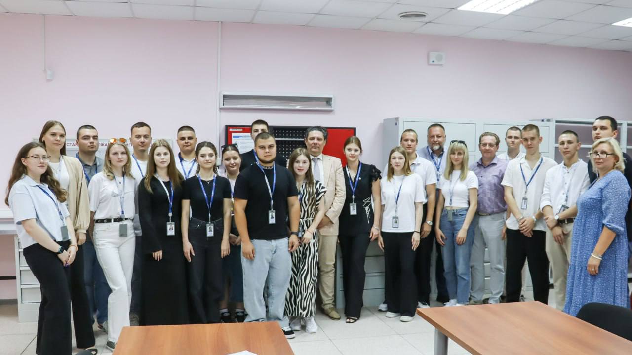 20 студентов из Севастополя прибыли на практику на ЗАЭС. Для них организовали тур по лабораториям и обучающие курсы, чтобы познакомиться с будущей профессией атомщиков, сообщили в пресс-службе Запорожской АЭС. Практику на реальном рабочем месте студентам организовать не смогут, поэтому она будет проходить в учебно-тренировочном центре, где условия максимально приближены к настоящим. Севастопольцы уже заключили договоры о работе на ЗАЭС, хотя только двое из них сейчас на пятом курсе университета.