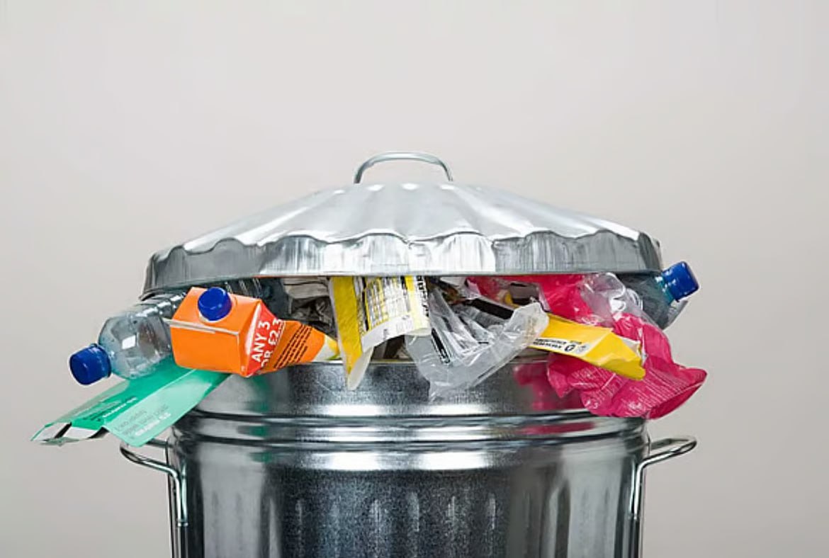 Дубай поставил перед собой цель сократить объемы образования отходов с 2 2 кг на человека в день до 1 76 кг в рамках недавно запущенной инициативы Circle Dubai Инициатива появилась на фоне того что эмират сталкивается с одним из самых высоких показателей образования отходов на душу населения в мире около 13 000 тонн ежедневно AllAboutUAE