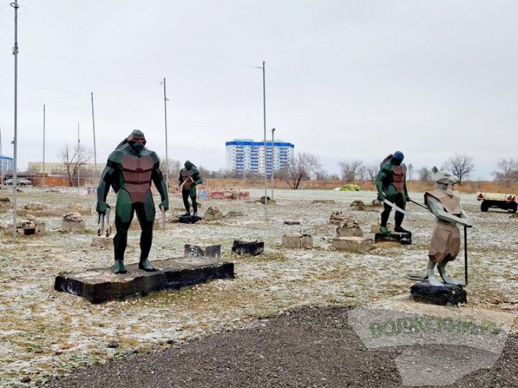 В Волжском за ночь обокрали два тира и «обезоружили» черепашку-ниндзя Сразу несколько атак преступников обрушились на сферу развлечений Волжского за минувшие сутки. Камеры видеонаблюдения зафиксировали малолетних вандалов в парке «Ultra 100». Как стало известно Волжский.ру из городских телеграм-каналов, группа малолетних мальчишек атаковала фигуру черепашки-ниндзя Леонадро. Ребята попрыгали на мече скульптуры, а затем и вовсе отломали его, отвернув в сторону. В мэрии обращаются к очевидцам с просьбой о помощи в поимке хулиганов. А уже ночью нападениям подверглись два тира. Воры в маске пролезли в тиры в сквере на улице Александрова и на Сталинградской. Добычей преступников стали наличные. Подробнее на Волжский.ру: