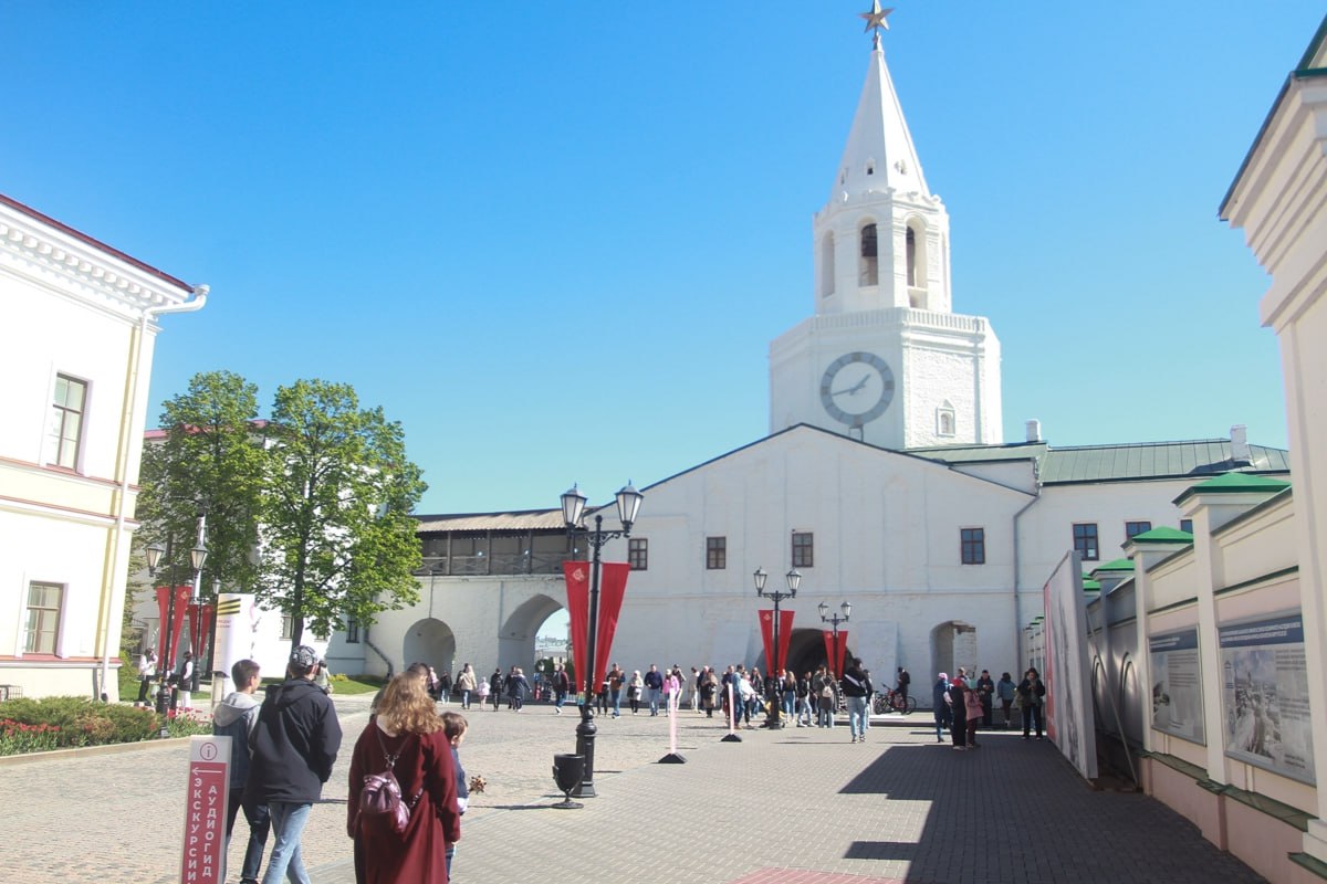 Московский Кремль предложили перекрасить в белый цвет по примеру Казани С такой идеей выступил дизайнер Артемий Лебедев отметив что исторически здание было белым Он заявил что в российских городах стены кремлей в основном белые В качестве примера дизайнер привел Казанский кремль назвав его красивым Как вам идея   Вечерка в MAX в Telegram