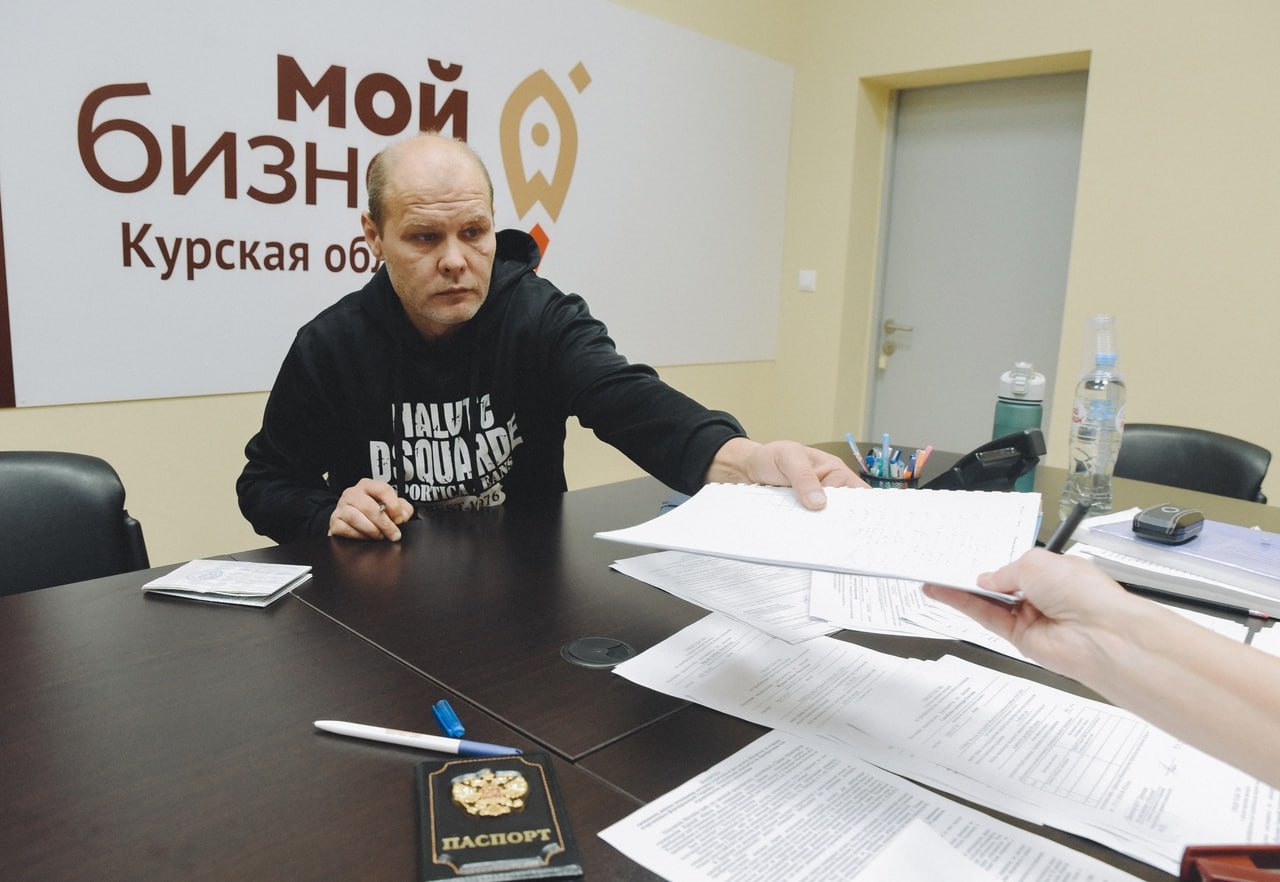 В Курской области выдано 8115 жилищных сертификатов на сумму 49 млрд 690 млн рублей За неделю выдано 678 сертификатов на сумму 4 млрд 311 млн рублей. Всего реализовано 3539 жилищных сертификатов на сумму 20 млрд 330 млн рублей. За неделю 273 семьи приобрели жилье на сумму на 1,5 млрд рублей, рассказал врио замгубернатора Владимир Базаров. !