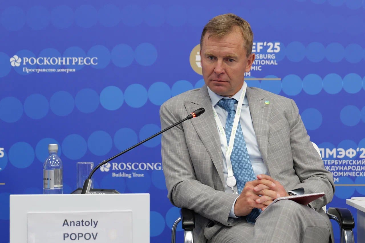 Сбер разместил облигации на 500 млн рублей с доходностью, завязанной на курс биткоина. На ПМЭФ зампред правления Анатолий Попов уточнил, что инвесторам не придётся касаться криптовалюты – Сбер всё сделает сам – но волатильность прилагается. Юридически – классическая бумага, а по духу, скорее, финансовый батут.