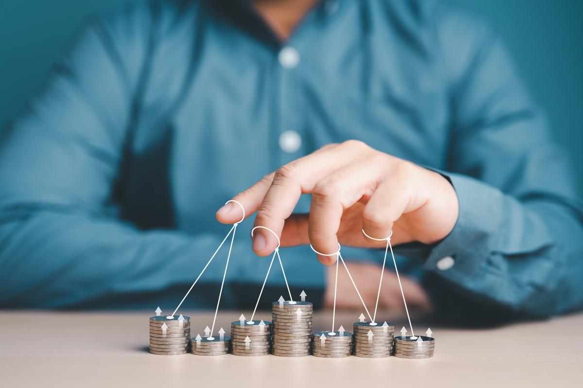 Трейдер указал на новую возможную схему манипуляции бондами на Мосбирже На днях на долговом рынке произошла ситуация которая заставила экспертов говорить о возможной манипуляции эксплуатирующей технические особенности торгов Что случилось 14 января буквально перед самым закрытием основной сессии облигации Сегежи рухнули с 95 до 58 7 падение 30 На следующий день к вечеру они почти полностью отыграли падение вернувшись к 95 Похожие скачки участники рынка также заметили в бумагах группы ВИС и Славянск ЭКО В чем возможная схема Директор департамента корпоративных финансов Первоуральскбанка Артем Тузов объяснил вероятный механизм который подозревают участники рынка вечер основной сессии кто то продает бумагу под самое закрытие продавливая цену вниз на максимум до 40 от цены начала дня это разрешенный лимит внутри основной сессии вечерняя сессия тут включается другое правило цена может колебаться только в пределах 10 от закрытия основной сессии То есть восстановиться не может бумага заперта на низких уровнях покупка на низах манипулятор скупает эти же облигации вечером по дешевке утро следующего дня начинается основная сессия с широким 40 коридором ликвидность возвращается цена взлетает обратно Инвестор продает пакет с прибылью около 30 Эксперты опрошенные РБК Инвестициями допустили что выявленные скачки цен в указанных бумагах могли быть и манипуляцией и случайностью и намеренной сделкой для налоговых целей При этом все единодушно уверены что ЦБ неукоснительно примет меры при подтверждении манипуляций Что о ситуации думает сам мегарегулятор Мосбиржа эмитенты в бумагах которых в последнее время были замечены эти странные скачки а также самое главное как и нужно ли вообще исправлять и донастраивать механизмы чтобы защитить рынок от подобных схем читайте в материале по подписке Подписаться на Сам ты инвестор