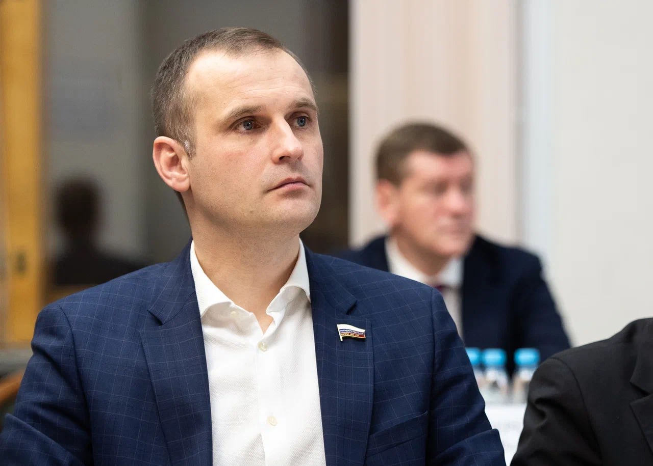 Сергей Леонов: Работать в непогоду — только удаленно!  Заместитель руководителя фракции ЛДПР в Госдуме Сергей Леонов предложил работодателям предоставлять сотрудникам возможность работать из дома в дни сильных ливней и погодных аномалий. Поводом стали многочисленные сообщения о затоплении подземных переходов, пешеходных зон и дворов в Москве в начале недели.  «Зачем создавать дополнительный риск для здоровья граждан, которые могут простыть, проходя через затопленные улицы и переходы? Лучше дать им возможность остаться дома и переждать непогоду в тепле и безопасности», — отметил Сергей Леонов.  По мнению депутата, подобный подход поможет избежать роста числа простудных заболеваний и станет проявлением социальной ответственности бизнеса перед своими сотрудниками.
