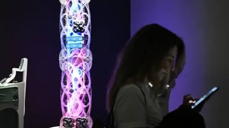 Нейросети и Переговоры названы главные слова 2025 года Нейросеть ИИ промпт алгоритмы технологии и данные эти термины некогда принадлежавшие исключительно профессиональному жаргону все активнее проникают в повседневную речь Это свидетельствует о глубоком проникновении информационных технологий во все сферы жизни общества Наряду с технологическими терминами в топе оказались слова отражающие общественно политическую и культурную повестку Интервидение переговоры саммит дипломатия Аляска Кроме того по словам Гусева в 2025 году значительно возросла частота употребления слов отечественный и национальный Фото РИА Новости Кирилл Каллиников Подписаться на sibnovosti ru предложить новость