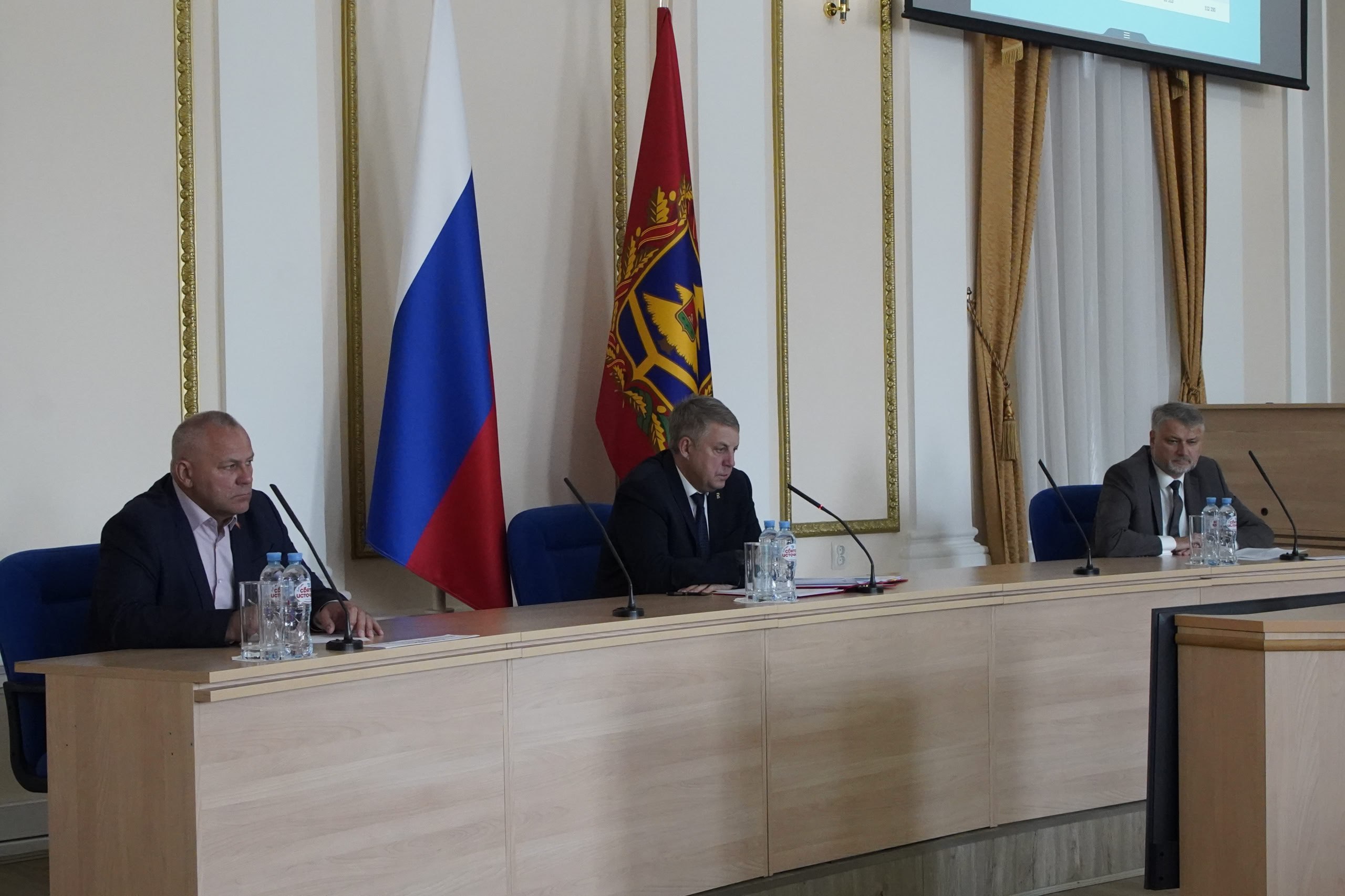 Продолжается реализация проекта «Формирование комфортной городской среды» уже в рамках нового национального проекта «Инфраструктура для жизни». На этот год предусмотрено более 330 млн рублей на благоустройство 32 общественных и 93 дворовых территорий, в том числе выбранных жителями при рейтинговом голосовании в пяти муниципальных образованиях. Это площадь Октябрьской революции и прилегающей территории в Советском районе Брянска, площадь в районе Центрального фонтана в Клинцах, сквер по ул. Красной в Новозыбкове, городской парк в Дятькове, территория, прилегающая к клубу им. 1 Мая в Унече первый этап , часть Народной площади в п. Глинищево, сквер имени 348-й дивизии в Стародубе, монумент воинам-злынковчанам, погибшим в годы Великой Отечественной войны, в Злынке. Уже завершены работы на двух общественных и 20 дворовых территориях, на 12 общественных и 53 дворовых территориях высокая степень готовности. По результатам проведенных процедур электронных аукционов сложилась экономия, поэтому есть возможность дополнительно благоустроить еще ряд общественных территорий. По итогам проведения IX Всероссийского конкурса лучших проектов создания комфортной городской среды в малых городах и исторических поселениях победителями стали Дятьково и Клинцы — это благоустройство Хрустальной площади и Ленинского парка. Работы должны быть завершены до конца ноября. В этом году в рейтинговом голосовании по выбору общественных территорий, которые будут благоустроены в 2026 году, приняли участие более 112 тыс. человек. В программу вошли парк «Олимпийский» за ГДК Володарского района Брянска, сквер по ул. Демьяна Бедного в Клинцах, аллея Славы в Новозыбкове, пешеходная часть улицы Садовой в Дятькове, территория, прилегающая к клубу им. 1 Мая в Унече второй этап . БОГОМАЗ. Подписаться