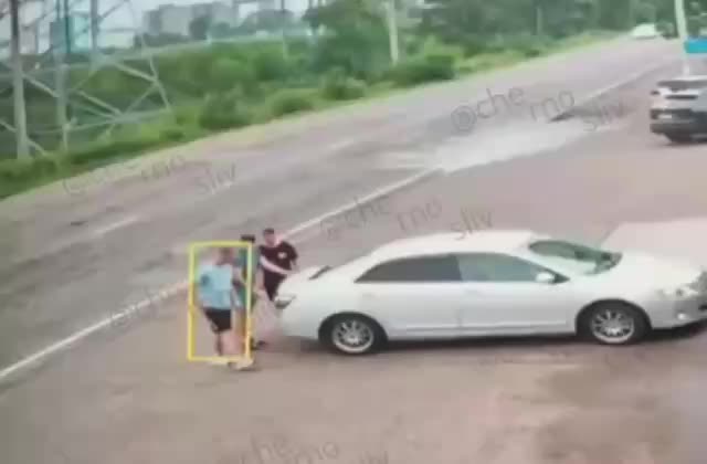 Инцидент с автомобилем в Уссурийске: водитель едва не сбил пешеходов