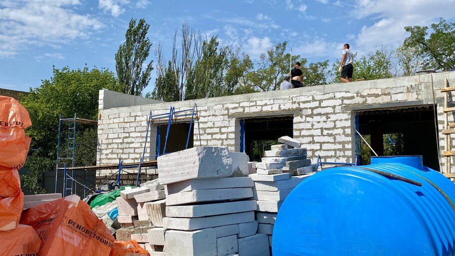 В Нижних Серогозах завершается строительство нового МФЦ «Работы идут по народной программе „Единой России“ при участии Минстроя России. В новом МФЦ откроется пять окон обслуживания, в том числе — для подачи документов в МВД и получения сложных госуслуг», — сообщил в телеграм-канале губернатор Херсонской области Владимир Сальдо. Параллельно в поселке восстанавливается здание отделения Соцфонда, разрушенное ударом ВФУ в 2024 году. Читать полностью , VK и ОК и читайте новости на нашем сайте