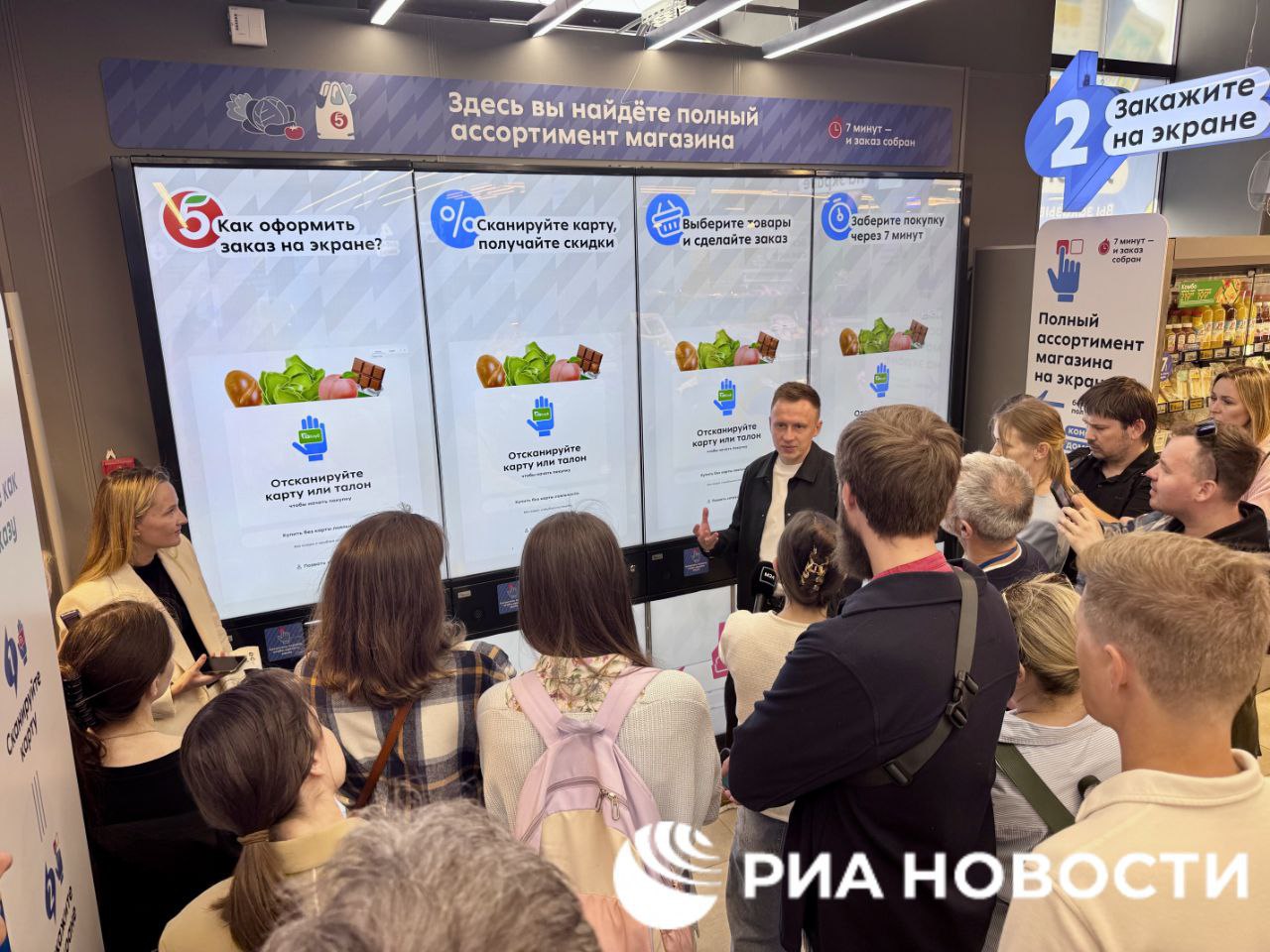 "Пятерочка" открыла экспериментальный фиджитал-магазин. Товары можно как самому набрать с полок, так и оформить заказ на большом тач-экране или на планшетах, размещенных в торговом зале, передает корреспондент РИА Новости. Ценники в магазине - электронные. А на кассах самообслуживания новация наоборот - рассчитаться за покупку можно и наличными, а не только картой или через СБП. Плюс в зоне алкоголя появился виртуальный помощник – "электронный сомелье", который дает рекомендации по выбору напитка и советует удачные сочетания. : Экономика / Все наши каналы