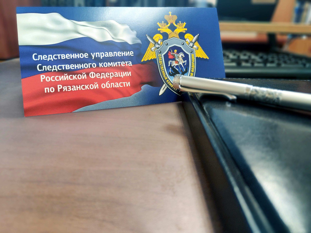 Житель Рязани подозревается в убийстве Московским межрайонным следственным отделом г. Рязань следственного управления СК России по Рязанской области в отношении местного жителя возбуждено уголовное дело об убийстве ч. 1 ст. 105 УК РФ . По данным следствия, между потерпевшим и подозреваемым в квартире последнего на почве алкогольного опьянения произошел конфликт, в ходе которого фигурант нанес мужчине множественные удары руками, а также топором в область головы и туловища. От полученных телесных повреждений потерпевший скончался на месте происшествия. После совершенного преступления подозреваемый, с целью сокрытия трупа, завернул его в покрывало и вынес на улицу, где был задержан сотрудниками полиции. В настоящее время по уголовному делу проводятся необходимые следственные действия, направленные на установление всех обстоятельств совершенного преступления и сбор доказательств. В отношении подозреваемого решается вопрос об избрании меры пресечения в виде заключения под стражу. Расследование уголовного дела продолжается.