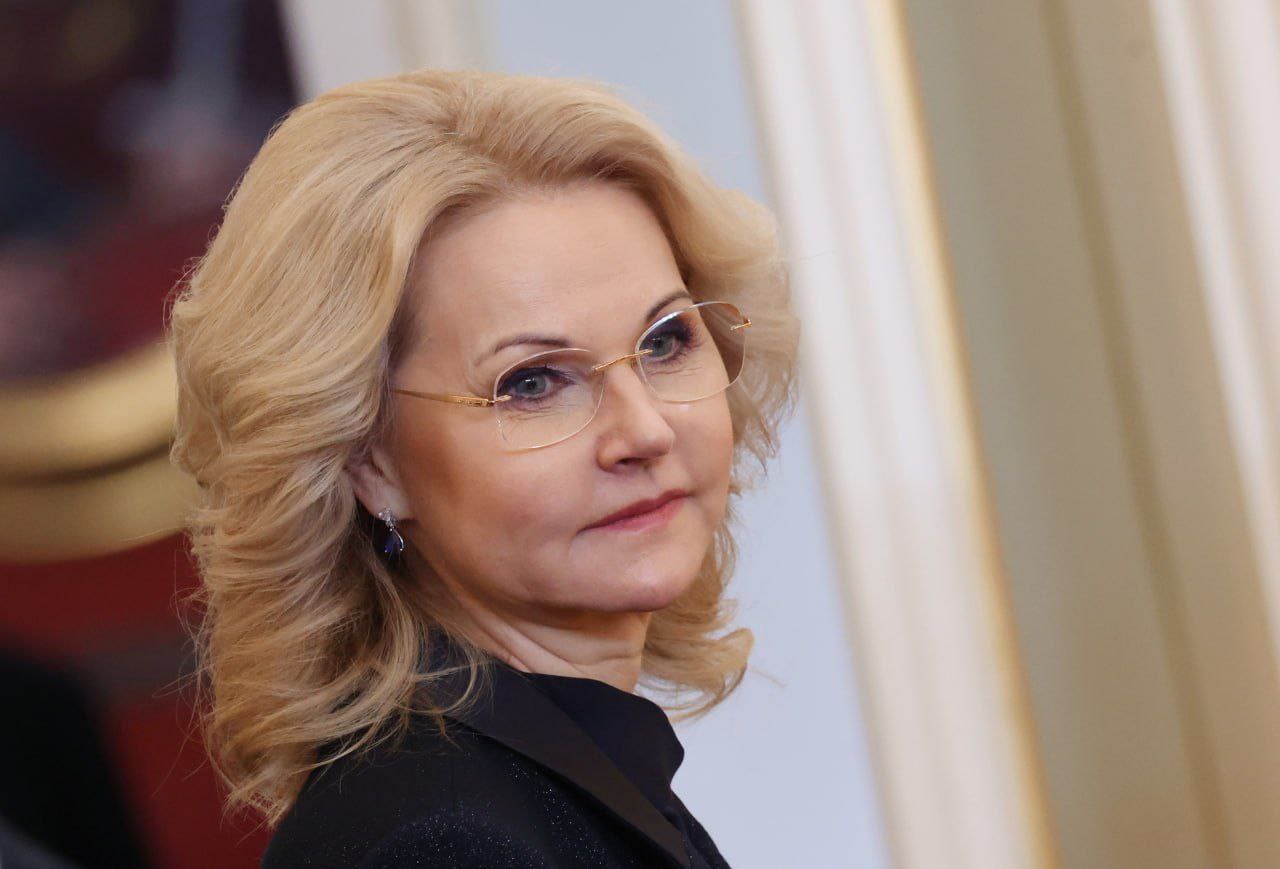 Вице-премьер Татьяна Голикова рассказала о том, что делает Правительство для улучшения демографической ситуации: Суммарный коэффициент рождаемости в России – 1,4. Это выше, чем во многих странах мира. Рост этого коэффициента, согласно указу Президента, будет учитываться при оценке эффективности деятельности глав регионов. Нацпроект «Семья» ориентирован на семью в широком смысле этого слова. Поэтому в него вошли мероприятия, направленные на стимулирование рождаемости, поддержку старшего поколения, а также различных типов семей, включая молодые, многодетные. В рамках федерального проекта «Поддержка семьи» будут создаваться условия для совмещения воспитания детей с образованием и профессиональной деятельностью. Материальные меры поддержки эффективны только тогда, когда есть желание создать семью, родить первого, второго и последующих детей. Поэтому особое внимание уделяется популяризации семейных ценностей. Это дает эффект: растет доля семей, которые планируют рождение детей в ближайший год, повышается популярность многодетности и привлекательность образа многодетной матери. Разработана и утверждена долгосрочная программа содействия занятости молодежи. Учитывается, что современная молодежь обладает знаниями о своих трудовых правах, определенной требовательностью к работодателю и, помимо зарплатных предложений, при выборе работы руководствуется нематериальными факторами.