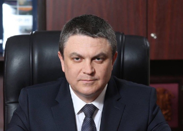 Глава ЛНР Леонид Пасечник поздравил детей с Международным Днем защиты детей Сегодня, 1 июня, в Международный День защиты детей, глава Луганской Народной Республики Леонид Пасечник обратился с тёплыми словами поздравления к мальчишкам и девчонкам. «Дорогие мальчишки и девчонки, поздравляю вас с этим замечательным праздником и началом долгожданного лета! Пусть оно станет для вас временем весёлых приключений и отдыха. Желаю вам много улыбок, доброты и мира», — отметил Пасечник. В своём обращении он также призвал взрослых помнить о своей ответственности за счастливое будущее детей, любить их, оберегать и поддерживать. «Уверен, что с такой поддержкой они создадут множество ярких страниц в истории Луганщины!», — подчеркнул глава ЛНР. Международный День защиты детей — это праздник, наполненный теплом, светом и надеждой на лучшее будущее для подрастающего поколения.