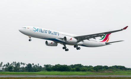 Авиакомпания SriLankan Airlines готовится снова летать в Москву из Коломбо. Рейсы могут возобновиться в начале следующего года. Власти Шри-Ланки намерены привлекать больше туристов из РФ и заинтересованы в российском рынке, который занимает второе место после индийского. Более того, упор планируется делать на премиум-сегмент: в стране будет больше высококлассных отелей, современных спа-центров и возможностей для активного отдыха VIP-гостей. Как рассказали в МИД страны, около 10% всех обеспеченных туристов – это россияне. Впрочем, здесь ждут и обычных путешественников, для них даже обещают снизить цены в отелях этой зимой. Кстати, бесплатную визу отменять не будут. Подробнее написали на ТурДоме.