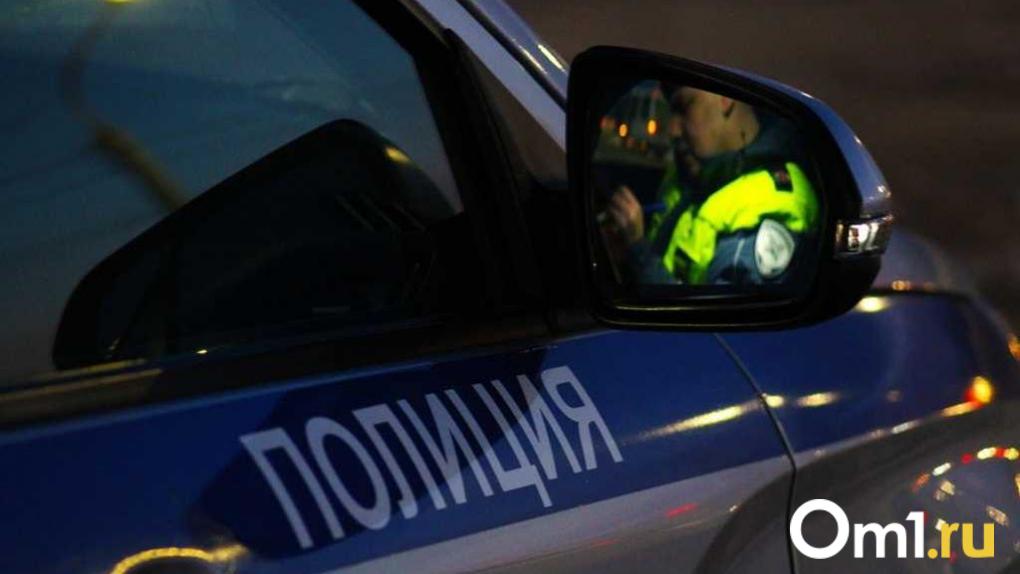 В Омске неизвестный изрезал 11 летнюю девочку злоумышленника ищут Инцидент произошёл вечером 23 октября когда школьница возвращалась домой после занятий в художественной школе К ней подошёл мужчина и спросил где находится ближайший магазин Девочка повернулась чтобы показать направление и в этот момент прохожий нанёс ей несколько ударов по лицу острым предметом Ребёнок получил порезы лица и рук а нападавший скрылся с места происшествия Как сообщили порталу Om1 Омск в полиции в настоящее время устанавливаются обстоятельства случившегося по факту произошедшего проводится проверка Om1 Омск в MAX