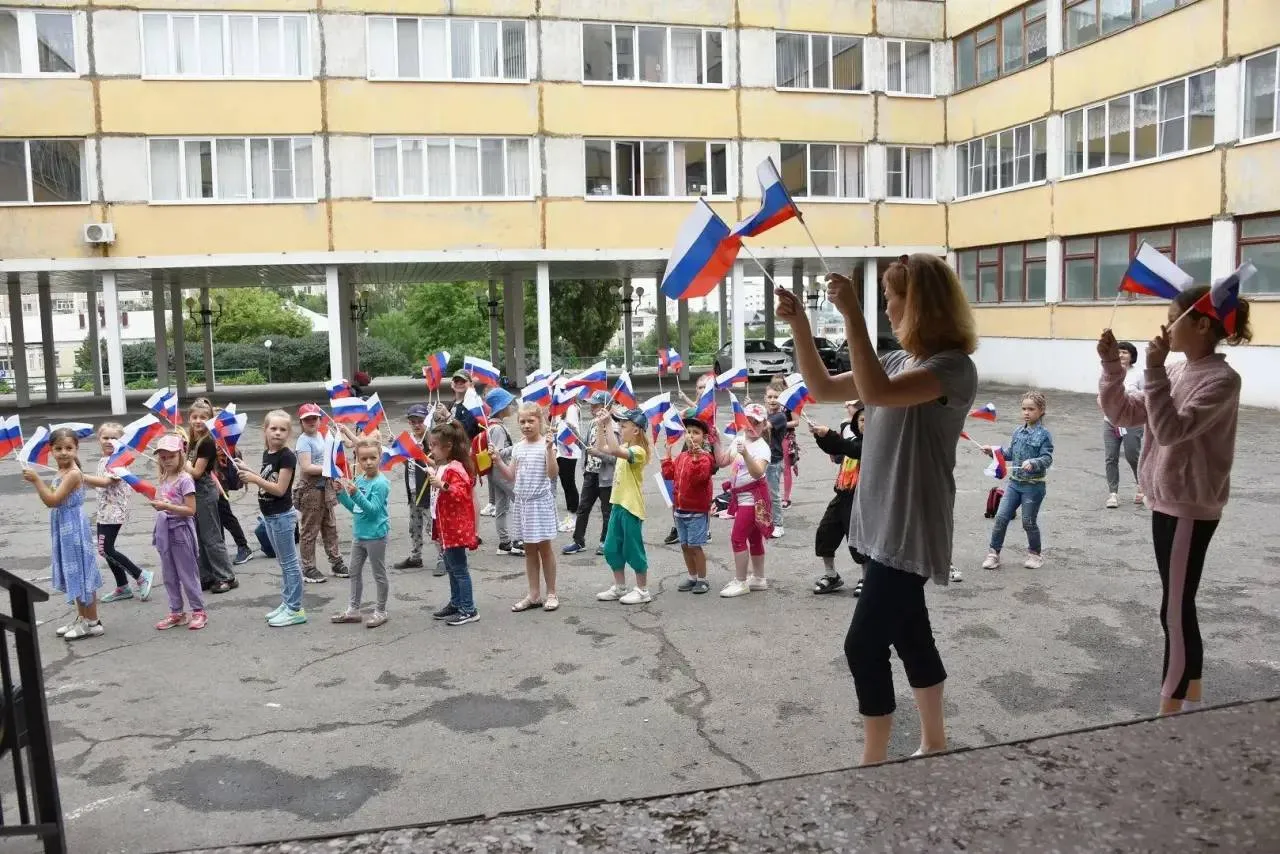 Для школьников Белгорода подготовили городскую программу летнего отдыха Подробности рассказал мэр города Валентин Демидов в прямом эфире отвечая на вопросы из соцсетей В 2026 году на базе общеобразовательных учреждений начнут работу 49 лагерей с дневным пребыванием Всего они примут более 8 5 тысяч детей за четыре смены Первая самая массовая смена пройдёт с 1 по 19 июня тогда откроются все 49 лагерей и в них отдохнут 6 546 ребят Вторая смена короче с 1 по 10 июля на 19 базах 923 ребёнка Третья смена запланирована с 15 по 24 июля на 9 площадках 415 детей И финальная четвёртая пройдёт с 3 по 14 августа на 15 базах где отдохнут ещё 703 школьника Будут работать 40 детских лагерей труда и отдыха для подростков с 14 до 17 лет с 1 по 19 июня Программа сочетает нормальный летний досуг с полезной трудовой деятельностью подростки попробуют себя в роли помощников вожатых займутся уборкой школьных территорий приведут в порядок клумбы и газоны За эту работу дети получат зарплату рассказал Валентин Демидов Заявление на отдых в лагере с дневным пребыванием принимают классные руководители той школы где учится ребёнок Единственное условие подать заявление не позднее чем за 5 рабочих дней до начала выбранной смены Что касается загородных лагерей Юность Сокол Сосновый бор имени Гагарина и Электроника они приостановили работу руководствуясь решением Оперативного штаба области от 22 апреля 2024 года Мэрия Белгород в ТГ ВК MAX