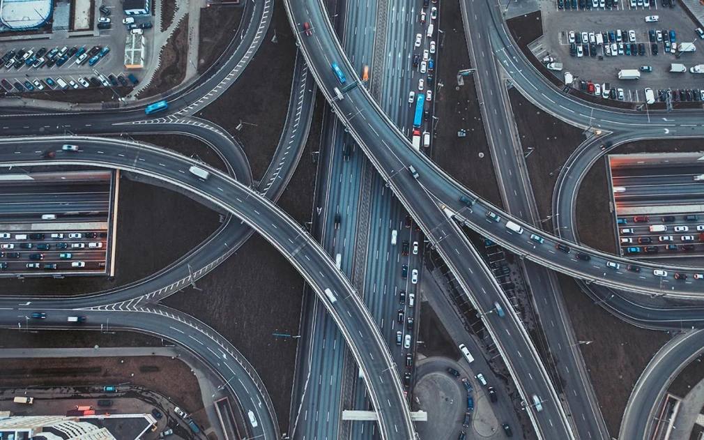 Власти Москвы рассказали о планах по развитию транспортной инфраструктуры До 2029 года в Москве построят 47 мостов тоннелей эстакад и путепроводов сообщил заммэра по вопросам градостроительной политики и строительства Владимир Ефимов В планах возведение путепровода на пересечении Октябрьского и Савеловского направлений железной дороги от Большой Академической улицы до улицы Академика Королева а также новых дорожных сооружений которые соединят улицы Менжинского и Дудинку Малыгина и Малыгинский проезд город Фото Beton 7 Shutterstock FOTODOM Читать РБК Недвижимость в Telegram