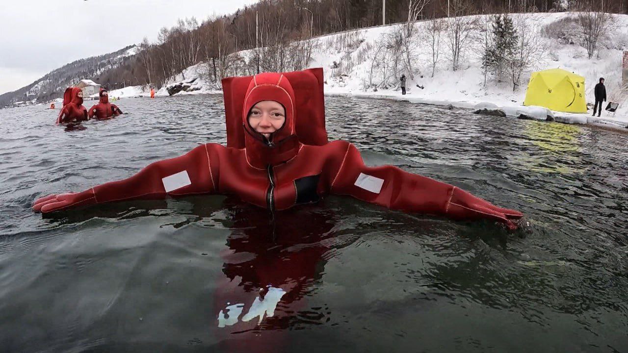 Новый вид отдыха — айс-флоатинг — теперь развивают в Прибайкалье.  Он уже пользуется популярностью на Дальнем Востоке, Белом и Баренцевом море, в Финском заливе.   Для так называемого арктического купания на Байкале выбрали специальное место — исток Ангары. Вода здесь не замерзает круглый год, а значит занятия зимой можно не прерывать.  Вести-Иркутск