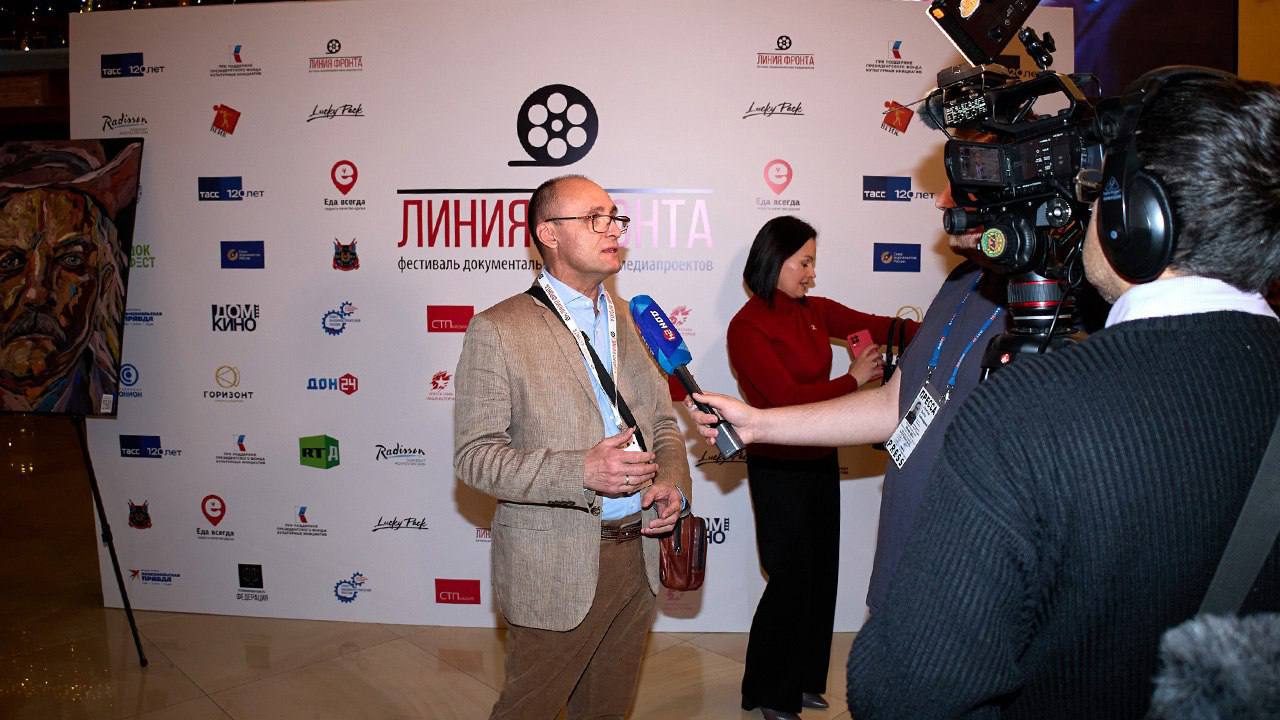 Международный фестиваль «Линия фронта»: приз телеканала «365 дней ТВ» отметил фильм «Июньская полынь»  II Международный фестиваль документального кино и медиапроектов «Линия фронта» прошел в Ростове-на-Дону. На церемонии закрытия главный редактор «365 дней ТВ» Герман Трегубенко вручил приз от телеканала фильму «Июньская полынь».  География заявок на конкурс охватывает всю страну, что говорит об активном развитии документалистики. Обладая многолетним опытом в этой сфере, мне было приятно оценивать проекты таких же профессионалов своего дела. Очень радует, что современные фильмы поднимают актуальные национальные вопросы, а высокий уровень поступивших работ подтверждает тенденцию к созданию качественного, социально значимого кино, — Герман Трегубенко.  Цель фестиваля «Линия фронта» — развитие патриотизма в среде кинодокументалистов и телевидения. В нем участвуют документальные фильмы и программы, объединенные вопросами патриотизма, противостояния борьбы и мира, нравственности и идеологии. Фестиваль прошел при поддержке Президентского фонда культурных инициатив.  Фильм «Июньская полынь» — история о жизни детей в период оккупации и битвы за Москву в Великую Отечественную войну.  Телеканал «365 дней ТВ» в составе «Ред Медиа» входит в «Газпром-Медиа Холдинг».