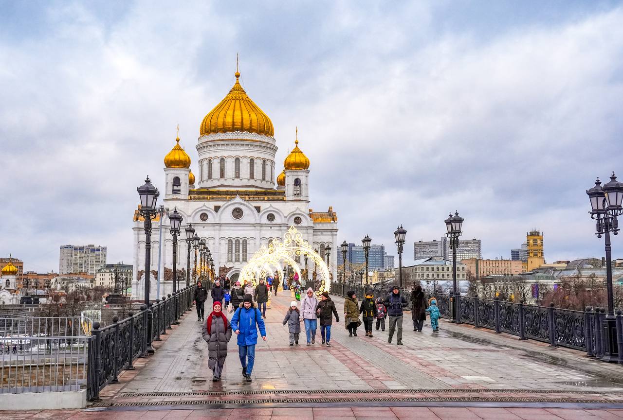 Отремонтировали фасады, смотровые площадки и звонницы Храма Христа Спасителя  «Провели масштабные работы по капитальному ремонту самого большого православного храма России – Храма Христа Спасителя, который сегодня является одной из главных достопримечательностей Москвы. В 2023 году обновили южную, а в 2024 – северную, восточную и западную стороны сооружения, смотровые площадки и звонницы. Общая площадь отремонтированных фасадов превысила 13,2 тыс. квадратных метров», – рассказал заместитель Мэра Москвы Петр Бирюков.   Фасады тщательно очистили, обработали  защитными средствами и восстановили шовный герметик.   Проверили мраморные плиты – отшлифовали находящиеся в хорошем состоянии и заменили поврежденные, заполнили пустоты за облицовкой.   На четырех смотровых площадках провели капитальный ремонт с переустройством «пирога» пола: сделали новую стяжку и гидроизоляцию, положили утеплитель, восстановили мощение. При этом были максимально сохранены и приведены в порядок старые плиты, заменили только сильно поврежденные.   Обновили помещения звонниц: стены расчистили, выполнили шпатлевку и грунтовку, затем оштукатурили их и покрасили в соответствующий колористическому паспорту оттенок белого цвета. Привели в порядок расположенные в звонницах металлические ограждения, лестницы и потолочные конструкции.