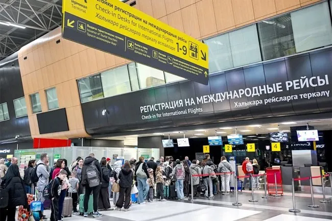 В 2027 году россияне возможно смогут летать на Сейшельские Острова в круглогодичном режиме об этом глава МИД республики Барри Фор рассказал агентству Sputnik Круглогодичные рейсы из России на Сейшелы могут запустить начиная с 2027 года отметил Барри Фор Вопрос расширения прямых рейсов между государствами находится на повестке дня   Напомним прямые рейсы из Москвы на Сейшелы в Маэ выполняет Аэрофлот Также доступны перелеты с пересадками от зарубежных авиакомпаний   Ранее президент России Владимир Путин провел в Кремле переговоры с президентом Сейшельских Островов Патриком Эрмини Путин в частности отметил рост потока российских туристов в этом направлении в то же время есть перспективы его увеличения Эрмини в свою очередь подчеркнул что в трудные моменты Аэрофлот обеспечил непрерывный поток туристов на острова В то же время эмиратские и катарские авиалинии из за ближневосточного конфликта прекратили перелеты из за чего число отдыхающих на Сейшелах значительно сократилось Фото РИА Новости Читать нас в MAX