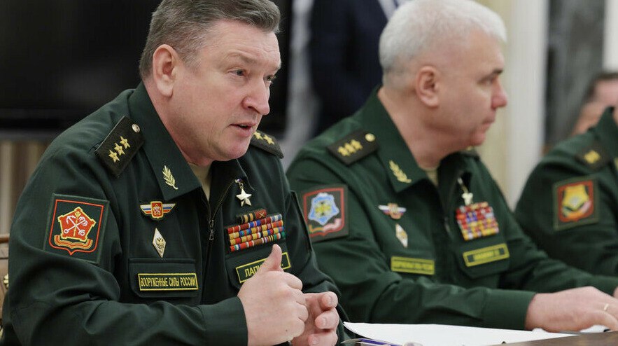 Глава Татарстана лоббирует место в Госдуме для генерала обвиняемого в прорыве ВСУ в Курской области Уволенный с военной службы генерал Александр Лапин может войти в списки Единой России на выборах в Госдуму по инициативе главы Татарстана Рустама Минниханова передает ArbatMedia   Прислать новость