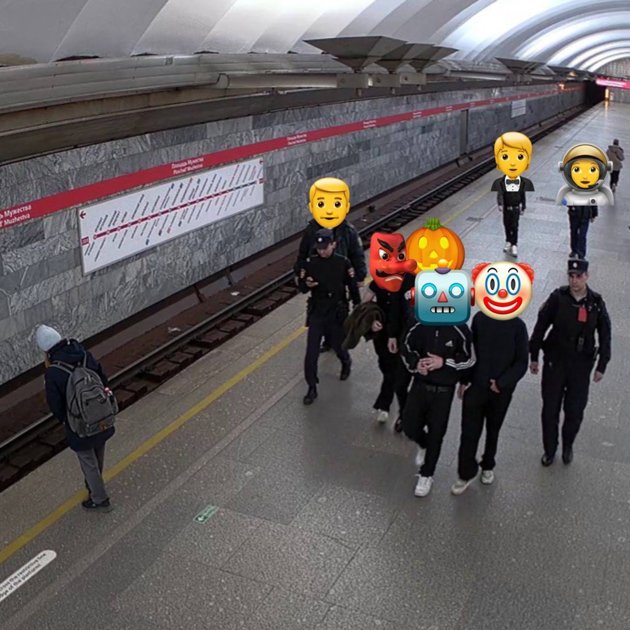 Подростков, перепрыгивавших через турникеты в петербургском метро, нашли по камерам и передали полиции. Их задержали сотрудники Службы транспортной безопасности. В метрополитене предполагают, что на подобное поведение может влиять контент с онлайн-платформ. Нарушителям грозит штраф до 3000 рублей или арест до 10 суток. : группа во «ВКонтакте» «Петербургское метро» – жми тут / Прислать новость #спб #питер #Петербург