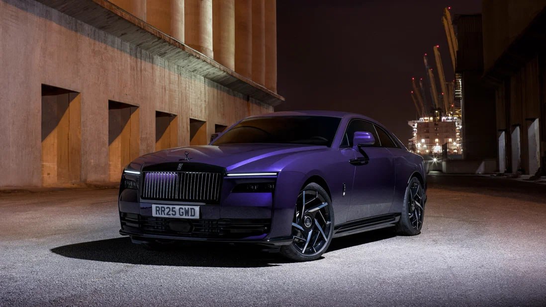 Представлен самый мощный Rolls-Royce в истории  Им стала «заряженная» версия батарейного купе Specte — Black Badge. Её двигатели способны развивать до 659 л.с. и 1075 Нм, однако полная отдача будет доступна лишь при активации специальных ездовых режимов.  Ограниченный доступ к возможностям силовой установки объясняется предпочтениями клиентов бренда. При разработке новинки были проанализированы данные о поездках владельцев Spectre, и в результате компания пришла к выводу, что весь потенциал они используют лишь для коротких ускорений.  До 60 миль в час  96 км/ч  версия Black Badge способна разгоняться за 4,1 секунды — примерно на 0,4 секунды быстрее обычного Spectre. Среди прочих отличий — новые амортизаторы, минимизирующие «клевки», перенастроенное рулевое управление и система контроля положения кузова с иными калибровками для уменьшения кренов в поворотах.