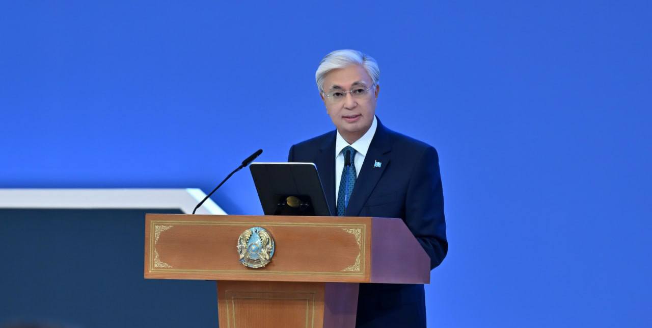 Токаев реформа 2022 года стала самой масштабной в истории Конституции Президент Касым Жомарт Токаев назвал реформу 2022 года самой масштабной в истории конституционного строительства Казахстана По его словам несмотря на предложения принять новую Конституцию было решено обновить Основной закон 1995 года сохранив его фундаментальные положения Это подчеркнуло преемственность и приверженность базовым ценностям единству народа стабильности и благополучию В ходе референдума обновлена треть статей Конституции В Основном законе закреплены ключевые принципы справедливость прозрачность подотчётность и ответственность что укрепило доверие общества Среди новаций формула Сильный Президент Влиятельный Парламент Подотчётное Правительство ограничение президентского мандата одним семилетним сроком и запрет для близких родственников президента занимать высокие государственные должности По словам Токаева это уникальные политико правовые решения не имеющие аналогов в мире baq kz