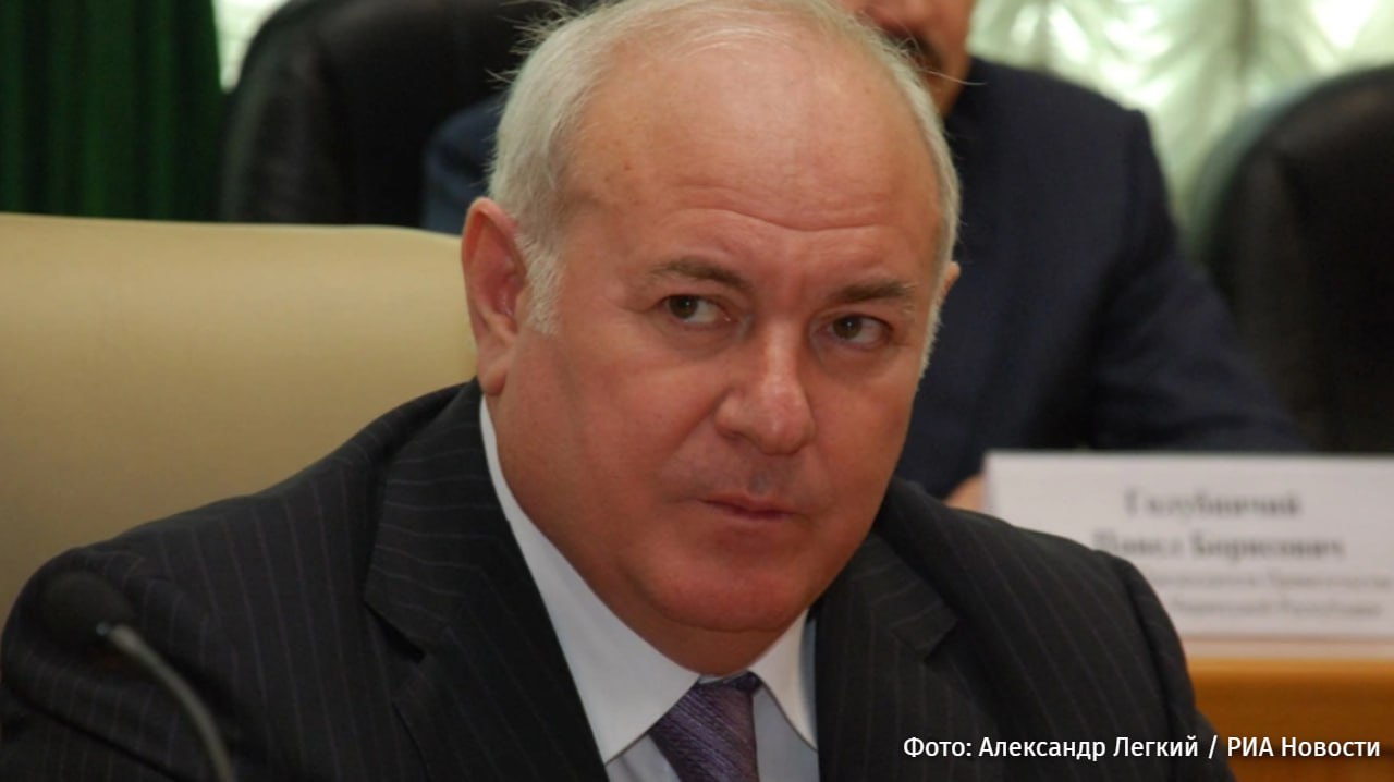 Суд взыскал в пользу государства активы бывшего главы правительства Карачаево Черкесской Республики Владимира Кайшева на сумму более 41 млрд рублей по иску Генпрокуратуры Об этом сообщил корреспондент Известий из зала суда В доход государства были обращены Пятигорский молочный комбинат ООО Елизавета минеральные воды ООО Насиб управляющее Пятигорским ипподромом а также агрофирма Село им Г В Кайшева Кроме того в госсобственность перешли 35 нежилых объектов 67 земельных участков несколько квартир домов и машин Как сообщил источник Известий по данным Генпрокуратуры экс глава правительства КЧР выведывал информацию о финансово экономическом состоянии предприятий в ходе госслужбы и занимался коммерческой деятельностью как напрямую так и через своих знакомых Таким образом Кайшев занимая должности в Минсельхозе и Федеральном агентстве по сельскому хозяйству мог влиять на агрокомплекс Ставропольского края получать конфиденциальную информацию о предприятиях их доходах и ликвидных активах Он изымал интересующее его имущество из публичного владения чтобы перерегистрировать их в свою собственность или переписать на знакомых и родственников К примеру дочь Кайшева стала владельцем 54 земельных участков а его брат Юрий получил в собственность 100 долей агрофирмы Кроме того в период с 2003 по 2012 года экс глава правительства КЧР создал несколько организаций для обхода антикоррупционного законодательства а затем взял под контроль санаторий и ипподром Доходы от эксплуатации активов Кайшев вкладывал в новые бизнесы Больше новостей тут МАХ Отправить новость