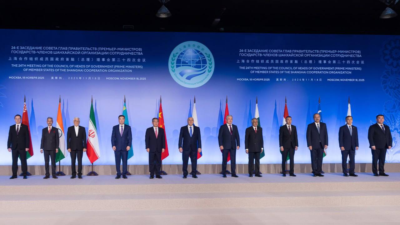 Казахстан на заседании ШОС предложил создать Банк развития организации Премьер министр Казахстана Олжас Бектенов принял участие в заседании Совета глав правительств ШОС в Москве где предложил создать Банк развития ШОС и задействовать для этого возможности МФЦА Страны ШОС формируют треть мирового ВВП а их внутренняя торговля приближается к 1 трлн Ключевые инициативы Казахстана Синхронизация проекта Один пояс один путь с транспортными коридорами РК Развитие искусственного интеллекта и цифровизации Создание механизма сопровождения инвестиционных проектов Товарооборот Казахстана со странами ШОС превысил 67 млрд Через территорию РК проходят 5 железнодорожных коридоров а объем транзитных перевозок за 5 лет вырос в 2 раза достигнув 27 5 млн тонн По итогам заседания подписан пакет документов по торгово экономическому сотрудничеству транспорту и социальному развитию Казахстан ШОС Экономика centralasianow Подписаться на канал