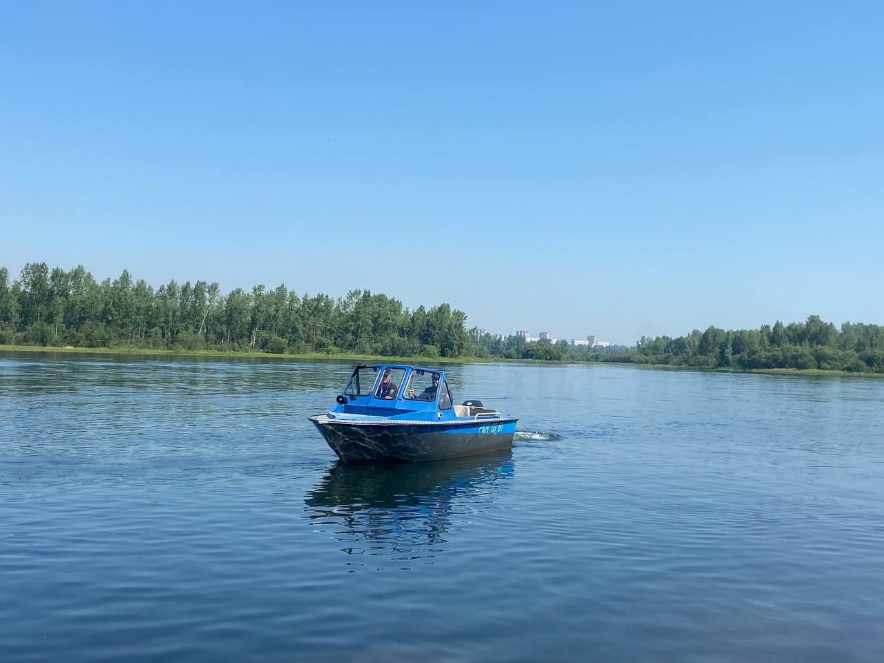 Пьяный лодочник накренил судно, выронил пассажирок и попытался сбежать. 39-летний красноярец катал на своей лодке гражданскую жену, её 7-летнего сына и знакомую. В какой-то момент судно столкнулось с волной и накренилось. Женщины 35 и 39 лет полетели в воду. Вместо того, чтобы помочь дамам, лодочник попытался скрыться. Однако, был пойман сотрудниками полиции. Тонущим женщинам помощь оказали очевидцы. Ребёнок не пострадал. Материалы по пьяному кавалеру передали в инспекцию по маломерным судам. Также его проверят по статье об оставлении в опасности. Ответит за инцидент и мать — её привлекут к административной ответственности за неисполнение обязанностей по содержанию и воспитанию несовершеннолетних. Подписаться Прислать новость