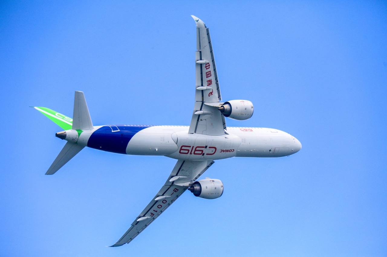 C919 в Нигерии Федеральное управление гражданской авиации Нигерии рассматривает план сертификации китайских самолетов COMAC C919 для своих внутренних эксплуатантов что соответствует растущему авиационному сектору Нигерии и углублению связей с Китаем По словам генерального директора Управления гражданской авиации капитана Дж Крис Она Наджомо агентство рассматривает возможность многомесячного процесса сертификации самолета для эксплуатации на внутренних маршрутах отмечая отсутствие сертификации со стороны FAA или EASA Наджомо говорил с журналистами в кулуарах ассамблеи авиационного агентства ООН в Монреале Мы рассматриваем вопрос о сертификации самолета Прежде всего именно с этого мы должны начать FlightMode