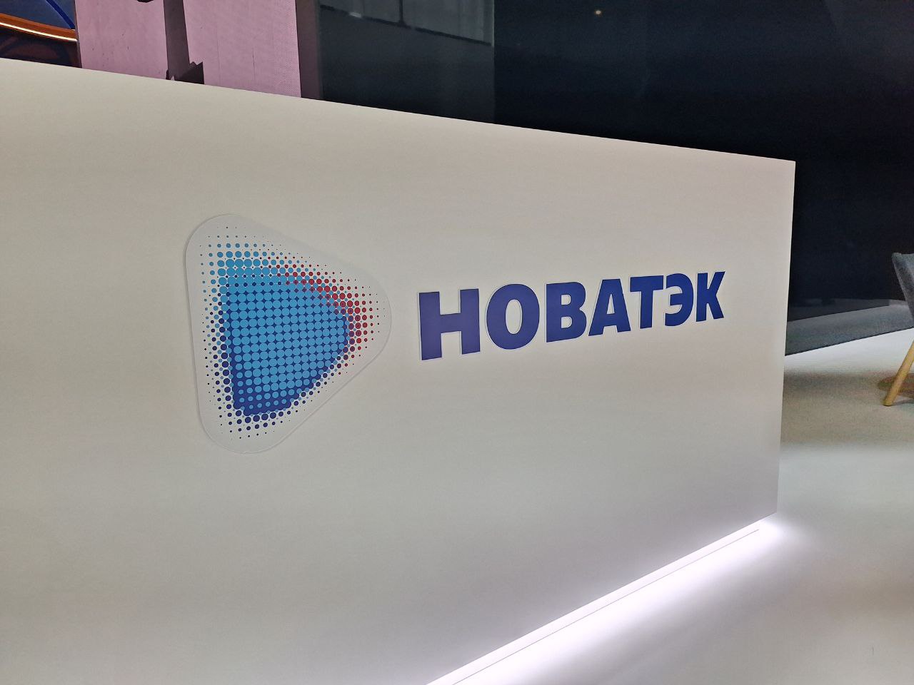 "Новатэк" отчитался о финансах  Чистая прибыль "Новатэка" по МСФО за первое полугодие 2025 года, которая причитается акционерам, сократилась на 34% по сравнению с аналогичным периодом 2024-го, составив 225,7 млрд рублей против 343,1 млрд рублей годом ранее.  Нормализованный показатель прибыли  без учета курсовых разниц  снизился менее значительно – на 17%, до 237 млрд рублей.  При этом выручка компании продемонстрировала рост на 6,9%, достигнув 804,3 млрд рублей. Операционный денежный поток увеличился на 7,3% до 195,7 млрд рублей, тогда как капитальные вложения сократились на 37% до 76,4 млрд рублей.  Нормализованная EBITDA с учетом доли в совместных предприятиях уменьшилась на 1,8% до 471,8 млрд рублей.