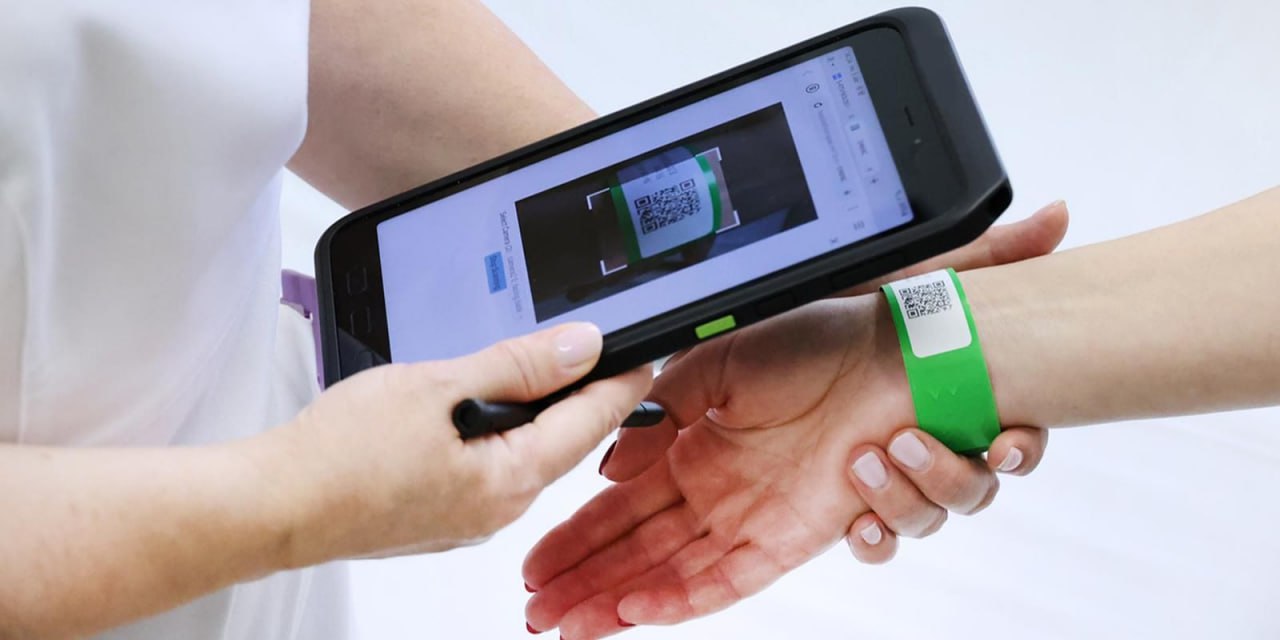 Идентификацию пациентов по QR коду ввели во всех стационарах Москвы Теперь пациент поступив в больницу получает специальный браслет с кодом Медперсонал сканирует его когда выполняет медицинскую процедуру после чего время и факт выполнения манипуляции автоматически фиксируется в ЕМИАС Отмечается что теперь врачи и медсестры могут сразу видеть лечебно диагностический путь пациента не тратя время на рутинное документирование и поиск нужных данных Подписаться на truekpru Читать нас в MAX