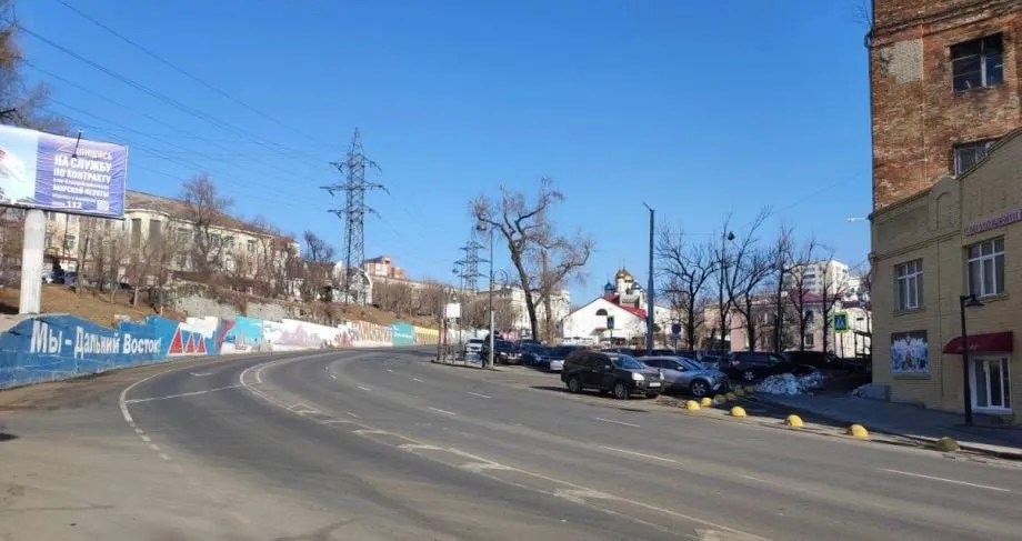 Штрафовать за езду по выделенке начали во Владивостоке Штрафы за езду в полосе для общественного транспорта в районе Покровского парка начали приходить жителям Владивостока Эта камера работала в тестовом режиме с 2022 года спустя 4 года оборудование начало фиксировать нарушения   Подробнее на PRIMPRESS PRIMPRESS в MAX ДЗЕН ЧАТ БОТ