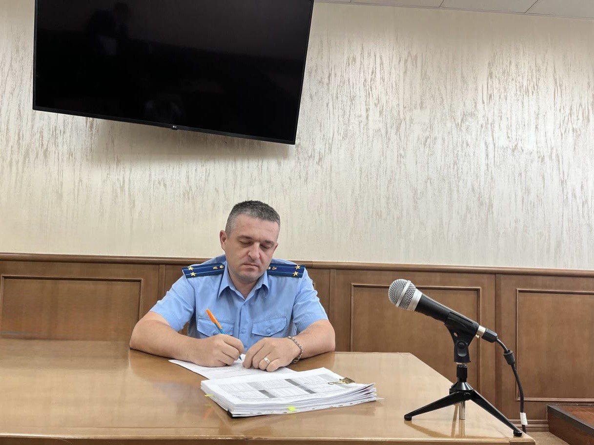 По апелляционному представлению прокурора адвокат и его помощник отправятся в места лишения свободы за мошенничество Приговором Лермонтовского городского суда адвокат Адвокатской палаты Карачаево Черкесской Республики и его помощник осуждены по ч 3 ст 30 ч 4 ст 159 УК РФ покушение на мошенничество совершенное группой лиц по предварительному сговору в особо крупном размере В суде установлено что подсудимые не имея намерений и возможности выполнить взятые на себя обязательства ввели в заблуждение гражданина обратившегося за юридической услугой относительно наличия у них возможности решить вопрос об отмене постановления суда о его депортации Стоимость услуги мужчины оценили в 1 5 млн рублей но довести свой преступный умысел до конца не смогли поскольку их действия пресекли сотрудники правоохранительных органов За совершенное преступление подсудимым назначено наказание в виде лишения свободы сроком на 4 года условно с лишением права заниматься профессиональной юридической деятельностью сроком на 3 года В связи с чрезмерной мягкостью приговора государственный обвинитель обжаловал приговор в суде апелляционной инстанции Согласившись с позицией надзорного ведомства вышестоящий суд усилил наказание назначив подсудимым наказание в виде лишения свободы сроком на 4 года с отбыванием в исправительной колонии общего режима с лишением права адвоката заниматься адвокатской деятельностью на 3 года а его помощника осуществлять юридическую деятельность связанную с представительством на тот же срок  Приговор вступил в законную силу   Сайт Тelegram ВК Обратиться в прокуратуру