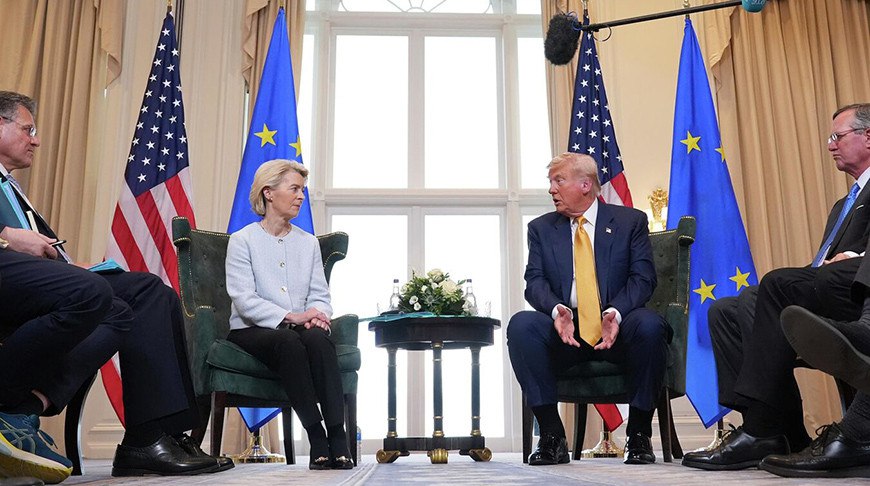 The Times: ЕС пошёл на невыгодную сделку с Трампом из-за страха потери военной поддержки Еврокомиссия во главе с Урсулой фон дер Ляйен согласилась на невыгодное торговое соглашение с США, опасаясь сокращения американского военного присутствия в Европе, сообщает The Sunday Times со ссылкой на экспертов. По данным издания, фон дер Ляйен отказалась от жёстких мер в ответ на тарифные угрозы Вашингтона и пошла на уступки во время встречи с Дональдом Трампом в Шотландии. Взамен на снижение пошлин с 30% до 15% Брюссель согласился закупить у США энергоресурсы и оборудование для АЭС на \$750 млрд и инвестировать \$600 млрд в американскую цифровую отрасль. Аналитики считают, что ЕС поступился экономическими интересами ради сохранения военной поддержки со стороны США, особенно в условиях войны в Украине и ожидания пересмотра американской военной стратегии в Европе. Несмотря на жёсткий политический стиль и усилия по централизации власти в ЕК, фон дер Ляйен, по мнению экспертов, оказалась в уязвимом положении перед давлением Трампа.