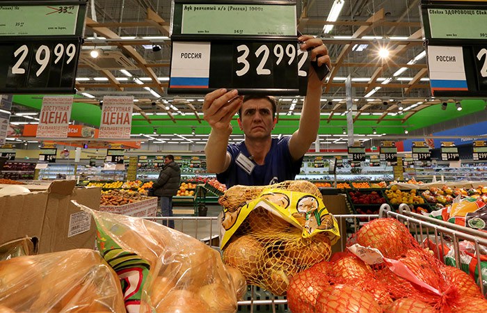 Минпромторг РФ предложил стабилизировать цены на овощи борщевого набора Речь идет о заключении долгосрочных контрактов между поставщиками и торговыми сетями с фиксацией минимальной и максимальной цены. Статс-секретарь, замглавы Минпромторга РФ Роман Чекушов в интервью "Российской газете" сказал, что "устанавливать одну единую цену на весь год невозможно". "Но вот если прописать ценовую вилку, обозначив минимальную и максимальную отпускную цену товара, в которую производитель обязан будет "вписываться" в течение года под гарантированный объем поставки, - это будет интересно как поставщику, так и торговле", - заявил он. "Торговля будет обеспечена товаром в нужном объеме и за ту стоимость, которая позволит поддерживать стабильные конечные цены для потребителя. В свою очередь производителю важно понимать, что он на год обеспечен заказом, и у него всегда заберут тот объем, который он произведет", - считает Чекушов. Фото: Александр Демьянчук/ТАСС