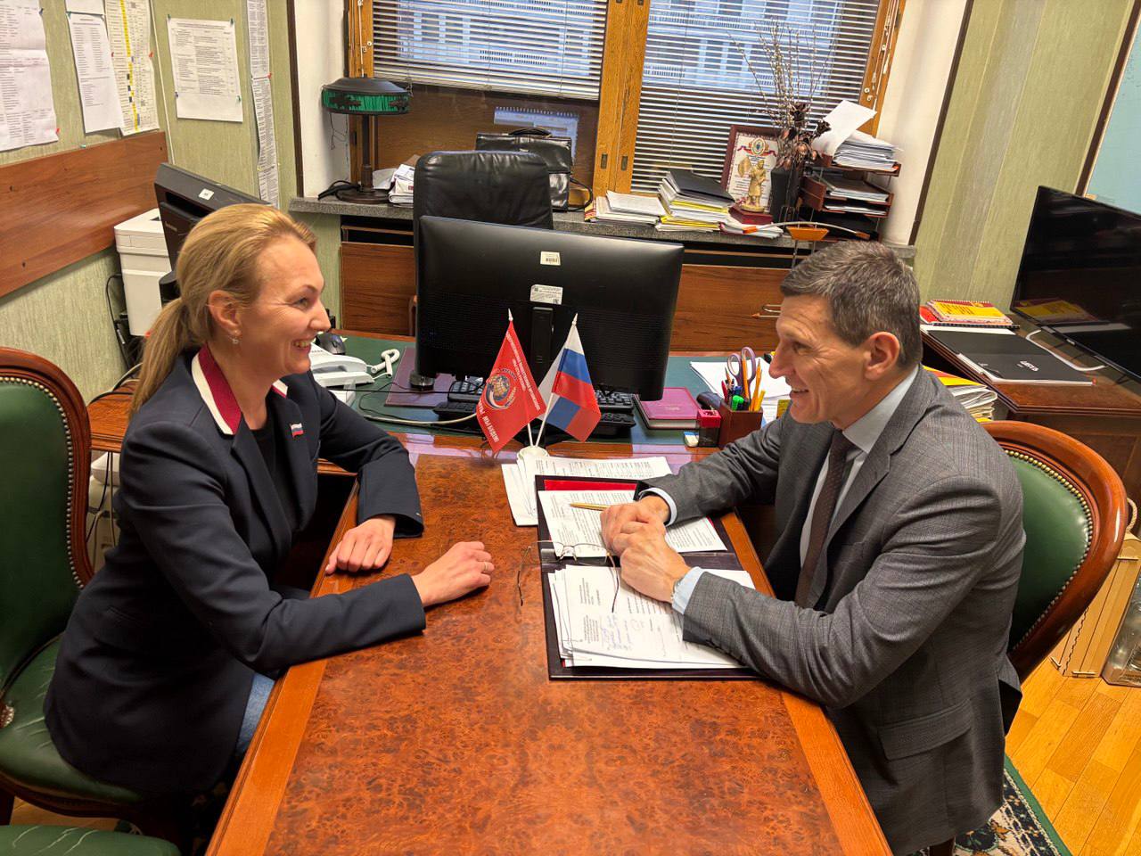 Провел рабочую встречу с Председателем регионального отделения Партии СПРАВЕДЛИВАЯ РОССИЯ Руководителем партийной фракции в Законодательном Собрании Пермского края Вероникой Куликовой по вопросу стратегии избирательной кампании 2026 года В Пермском крае предстоят выборы в Пермскую городскую Думу в Законодательное собрание региона и в Государственную Думу Партия в регионе активно выступает за социально ориентированный бюджет против необоснованных трат запланированных в бюджете на плановый период 2026 2027 гг Под руководством Вероники Куликовой региональное отделение достигает достойных результатов на выборах итог выборов 2021 года в Законодательное собрание Пермского края 11 31 голосов избирателей в Государственную Думу 10 79 Актив партии оказывает серьезную поддержку регионам Донбасса и Новороссии с 2014 года