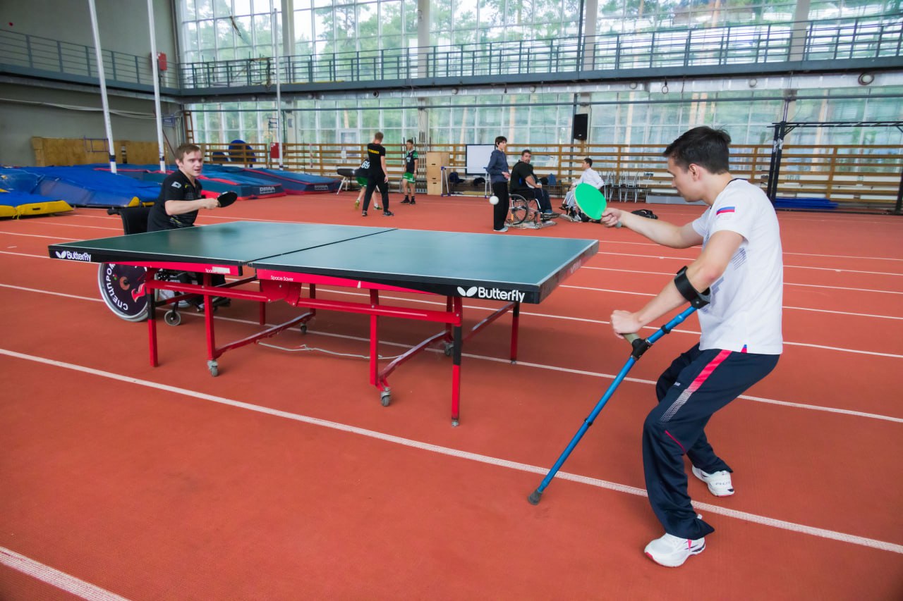 Программу повышения доступности среды продлили в Челябинской области Актуальные вопросы касающиеся 280 тысяч южноуральцев с ограниченными возможностями здоровья рассмотрели на заседании областного Совета по делам инвалидов Его провел губернатор Алексей Текслер В обсуждении участвовали представители региональной власти НКО общественных организаций и профильных учреждений Нам важно продолжать создавать на Южном Урале пространство возможностей для самореализации каждого человека с особенностями здоровья Поэтому мы и дальше будем совершенствовать работу всех механизмов чтобы помощь была своевременной и адресной подчеркнул глава региона в своем телеграм канале Алексей Текслер отметил что областная программа Доступная среда продлена до 2030 года и стала фактически бессрочной Особое внимание в регионе уделяют помощи жителям с инвалидностью в поиске работы и трудоустройстве медицинской и социальной реабилитации Подписаться на vecherchel   Поддержать Читать в Мах