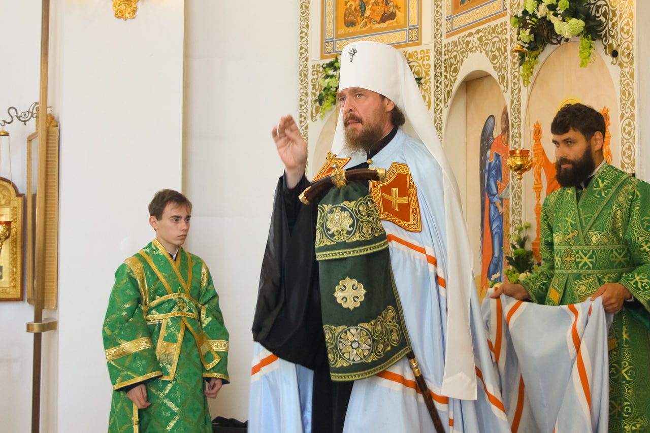 Митрополит Алексий возглавил всенощное бдение в Серафимовском соборе Златоуста  В канун дня памяти преподобного Серафима Саровского митрополит Челябинский и Миасский Алексий, временно управляющий Златоустовской епархией, совершил всенощное бдение с литией в Серафимовском кафедральном соборе.   За богослужением был прочитан отрывок из Евангелия от Матфея  Мф.11:27–30 , который содержит слова Господа Иисуса Христа: «Придите ко Мне все труждающиеся и обремененные, и Я успокою вас; возьмите иго Мое на себя и научитесь от Меня, ибо Я кроток и смирен сердцем, и найдете покой душам вашим»  Мф.11:28–29 . Иисус предлагает всем, кого тяготит грех, заботы и страдания, прийти к Нему, следовать Его учению и обрести душевный покой.  С Евангельской истиной перекликается главное наставление преподобного Серафима Саровского: «Стяжи дух мирен – и вокруг тебя спасутся тысячи».  Митрополит Алексий и священнослужители прочитали акафист святому Серафиму. Архипастырь помазал верующих освященным елеем и поздравил с праздником.